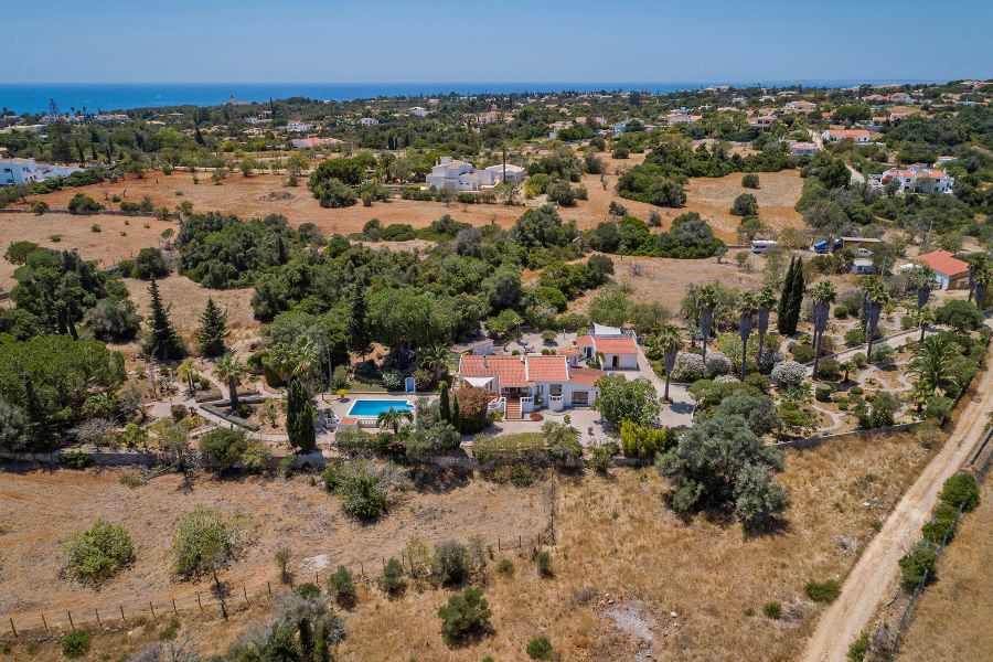 Wonderfully free location. Just for you! Nature, tranquility, privacy, views, swimming pool; the ultimate holiday feeling for you and your party. Near Carvoeiro and the facilities. Rental car recommended, pets welcome.