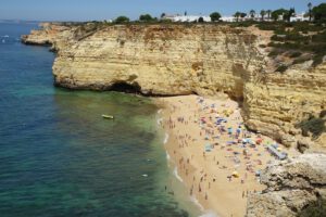 Praia de Centeanes, a large sandy beach 10 minutes walk away. Splendid!
