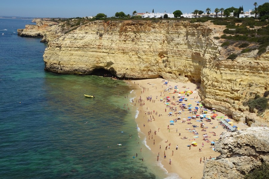 Praia de Centeanes, a large sandy beach 10 minutes walk away. Splendid!