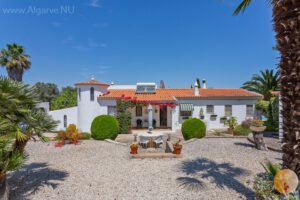 Arrière de la maison de vacances Algarve. Beau jardin, nombreux sièges. Privé mais pas distant. Seulement 800m de la plage Benagil et Cavalho, 6 minutes en voiture du centre de Carvoeiro.