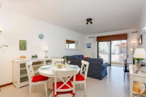 Geräumiges Wohn-Esszimmer mit Klimaanlage, WLAN, Sat-TV und einem schönen Südbalkon.