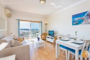 Geräumiges Wohnzimmer mit Klimaanlage, TV, kostenlosem WLAN und herrlichem Meerblick an der Grenze zwischen Portimao und Praia da Rocha.