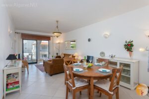 Ruime woon-eetkamer met airconditioning, wifi, satelliet tv en fijn balkon op het zuiden.