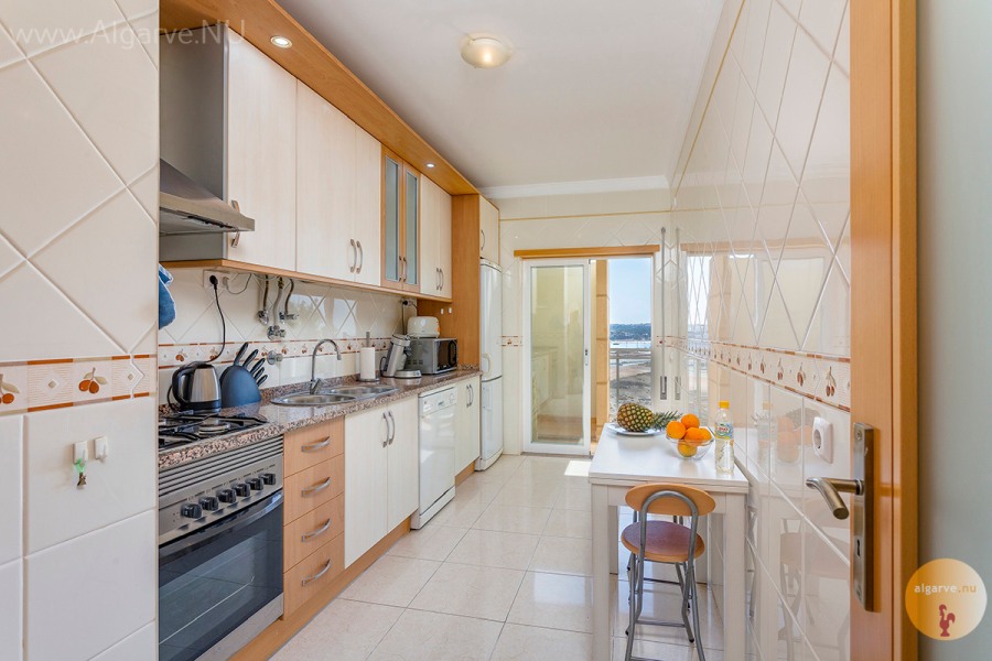 Grande cuisine avec beaucoup d'équipement et accès au balcon. Praia da Rocha Appartement - Vila Arade