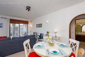 Essbereich mit ausziehbarem Tisch und Schrank.