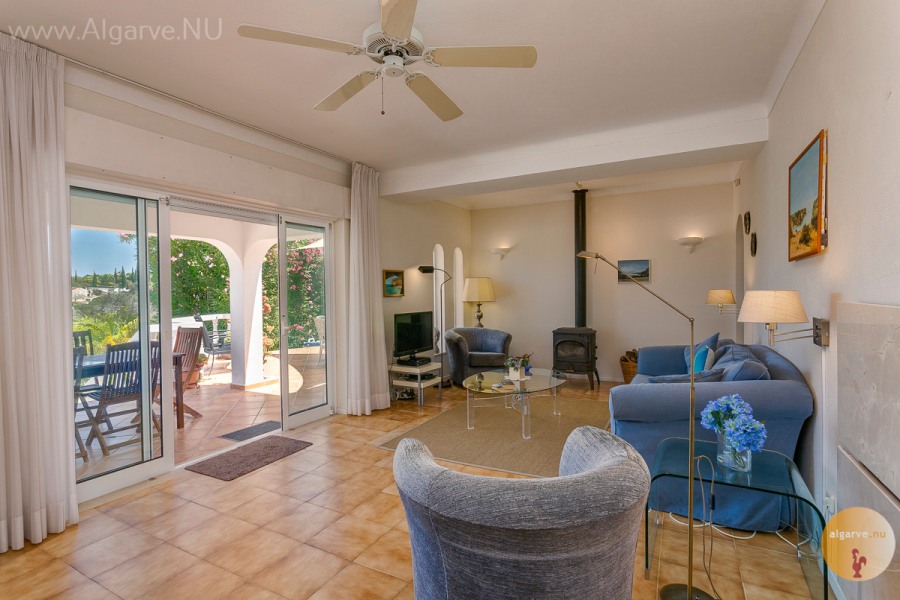 Geräumiges Wohnzimmer mit Zugang zur teilweise überdachten Terrasse und zum Pool. Klimaanlage, Heizpaneele, TV, Wifi, Holzofen, Spiele zur Verfügung. Ideal zum Überwintern.