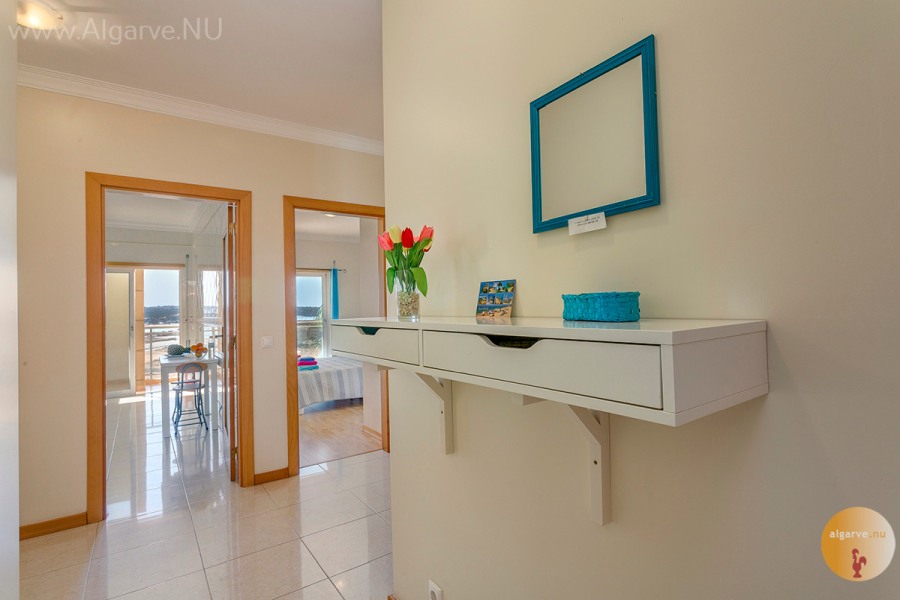 Hall spacieux au salon, cuisine, salle de bains et chambre à coucher. Pas de seuils!