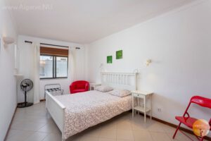 Hauptschlafzimmer mit genügend Platz für ein Zustellbett oder ein Kinderbett (verfügbar) und im Preis inbegriffen.