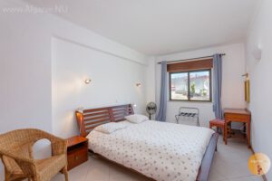 Masterbedroom met genoeg ruimte voor een extra bed of kinderbedje (beschikbaar) en in prijs begrepen.