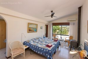 Chambre principale avec salle de bains, climatisation, panneaux chauffants, portes donnant sur le jardin, TV, Wifi, ventilateur de plafond.