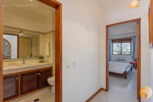 Vanuit woonkamer via gangetje naar de ouderslaapkamer en de badkamer.