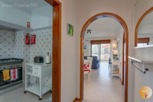 Vom Wohnzimmer über den Flur zum Hauptschlafzimmer und zum Badezimmer.