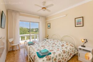 Chambres avec salle de bain partagée, wifi, ventilateur de plafond et petit balcon avec belle vue et panneaux chauffants.
