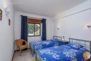 Ruime slaapkamer met 2 losse bedden en ruimte voor extra bed. Aan achterzijde gelegen.