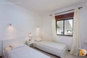 Geräumiges Schlafzimmer mit 2 Einzelbetten und Platz für ein Zustellbett. Befindet sich auf der Rückseite.