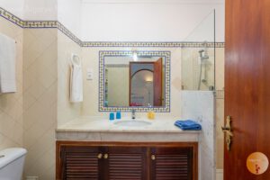 Badezimmer mit Toilette, Waschbecken und geräumiger ebenerdiger Dusche. Sie müssen keine Handtücher usw. mitbringen.