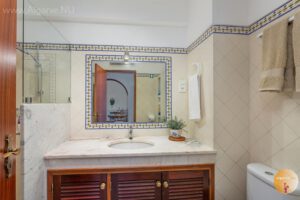 Badkamer met toilet, wastafel en ruime inloopdouche. Handdoeken etc. hoeft u niet mee te nemen.
