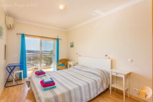 Großes Schlafzimmer mit Balkon und Klimaanlage. Viel Stauraum, sicher. Algarve. JETZT