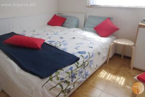 Chambres avec 1 plus 1 lit et salle de bain partagée. Grand fan.