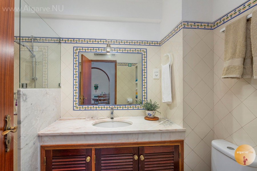 Salle de bain avec WC, lavabo et grande douche à l'italienne. Vous n'avez pas besoin d'apporter de serviettes, etc.