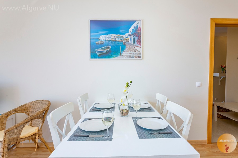 Coin repas dans le salon. Très bien équipé.