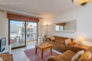Woonkamer met balkon en uitzicht op de Estrada do Farol, Carvoeiro.