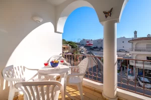 aurora-mar-207-balcon-avec-chaises-de-jardin