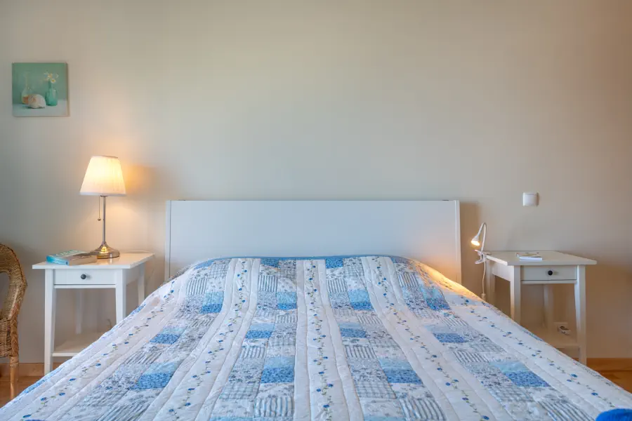 Geräumiges Doppelbett und Klimaanlage im Schlafzimmer