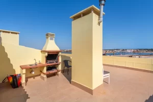 Dachterrasse mit Holzkohlegrill