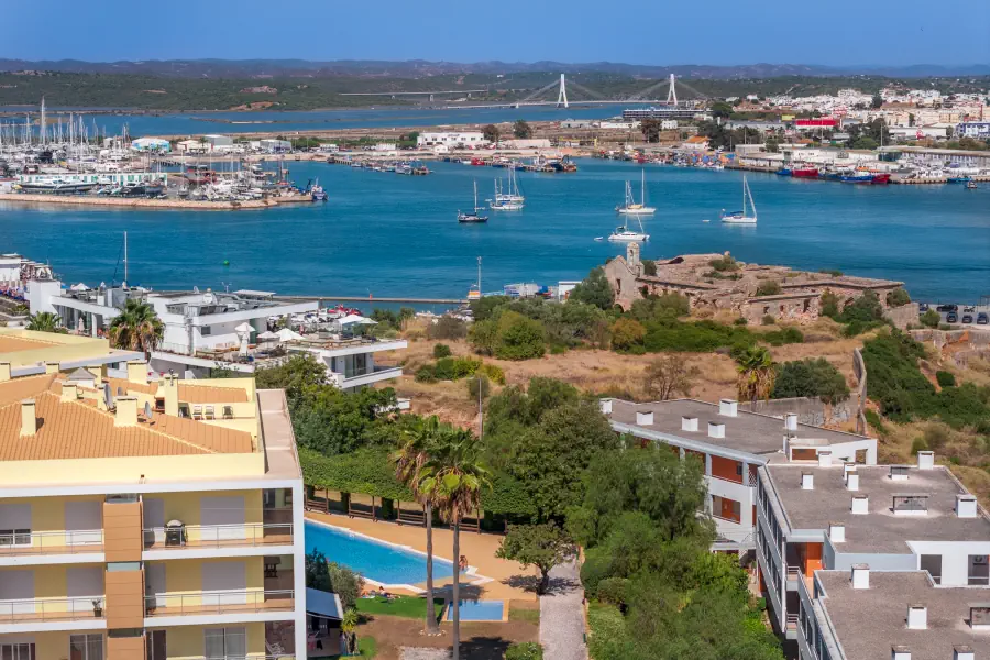La rivière Arade, artère vitale de Portimão, en Algarve, au Portugal.