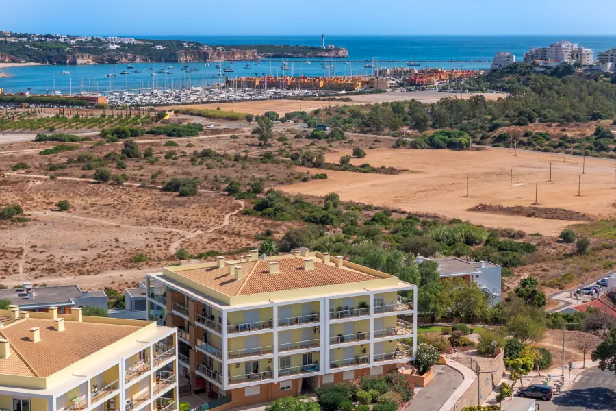 Vue panoramique sur le port de plaisance et l'océan Atlantique.
