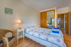 Grande chambre double climatisée.