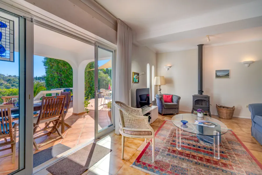 vila-maria-Wohnzimmer-und-Terrasse