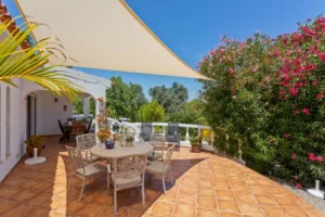 Terras naar het privé zwembad van huurhuis aan zee Zuid-Portugal