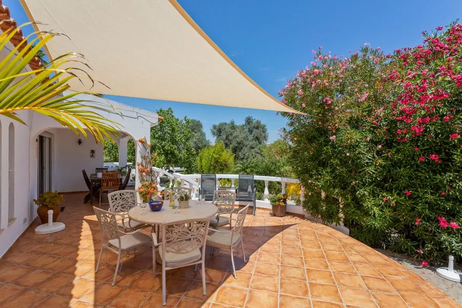 Terras naar het privé zwembad van huurhuis aan zee Zuid-Portugal