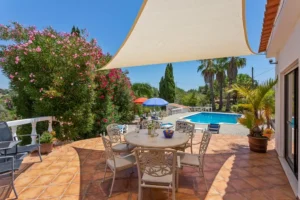 Terras naar privé zwembad van particulier Portugal