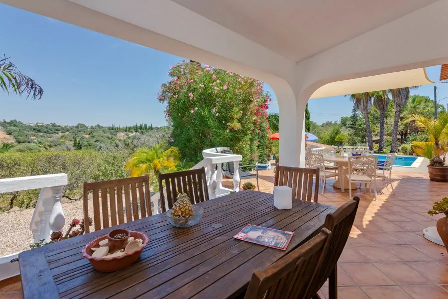 Buitentafels op terras naar eigen pool