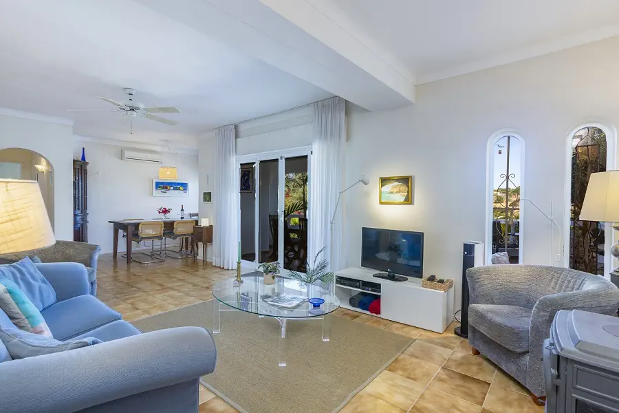 Ruime woon-eetkamer met verwarming voor de lange winterverblijven.