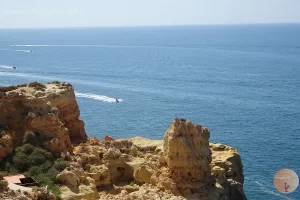 Dimposantes côtes rocheuses près de Carvoeiro.