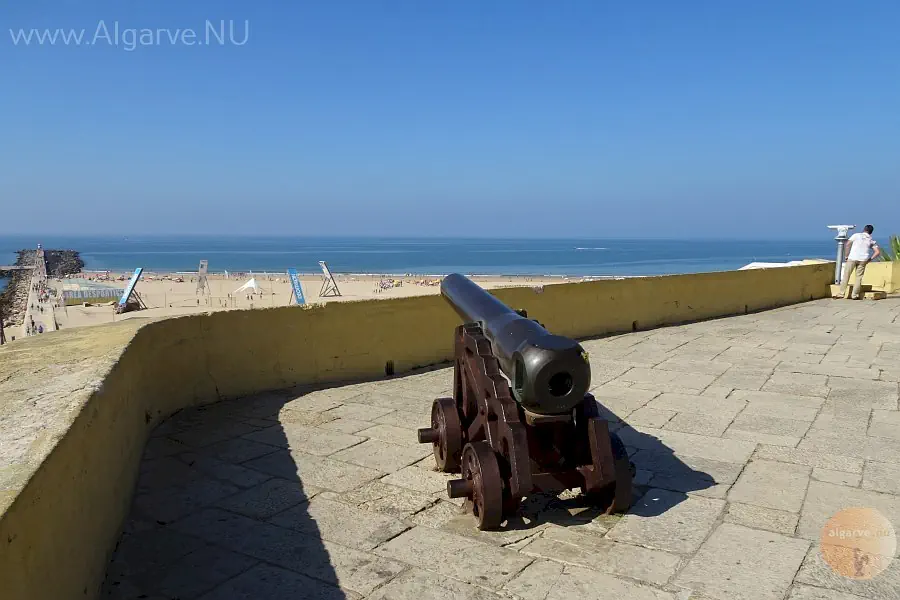 Het oude fort op het havenpunt.