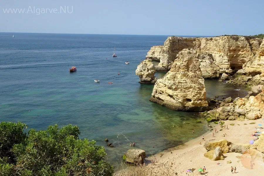 Praia Marinha ein sehr beliebter Sandstrand.