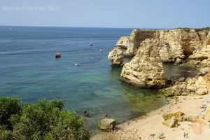 Praia Marinha une plage de sable très populaire.
