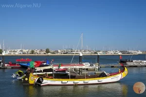 1 van de vele boten op de rivier de Arade.