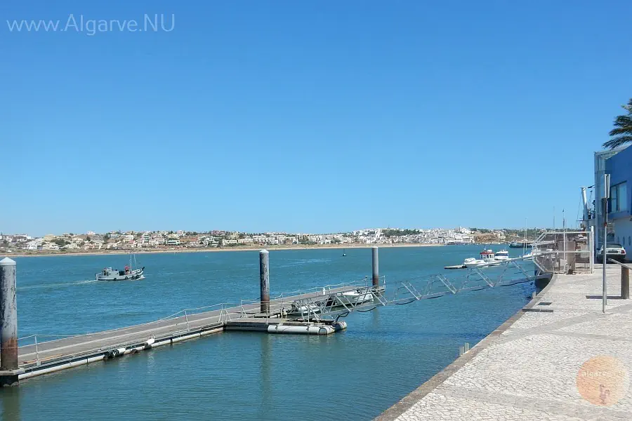 la rivière arade avec de nombreuses possibilités pour une excursion en bateau.