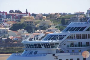 Cruise ships within sight from the apartment Vila Arade.