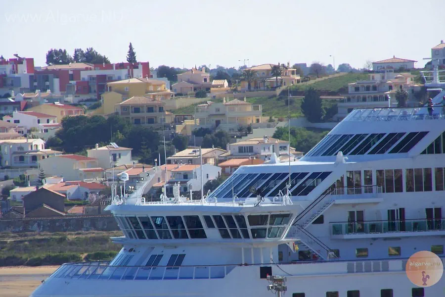 Cruise ships within sight from the apartment Vila Arade.