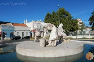 Statue musée de Portimao avec transformation de sardines.