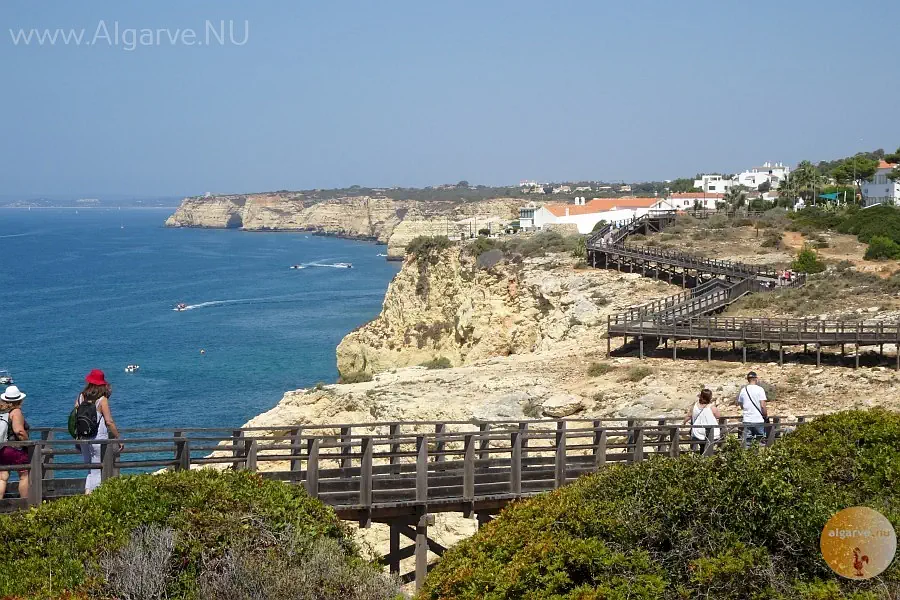 Die Promenade über der felsigen Küste in Carvoeiro.