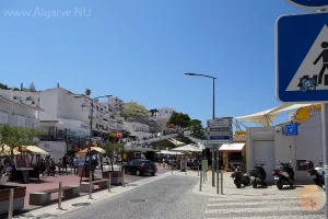 Het pleintje van Carvoeiro met winkels en restaurants.