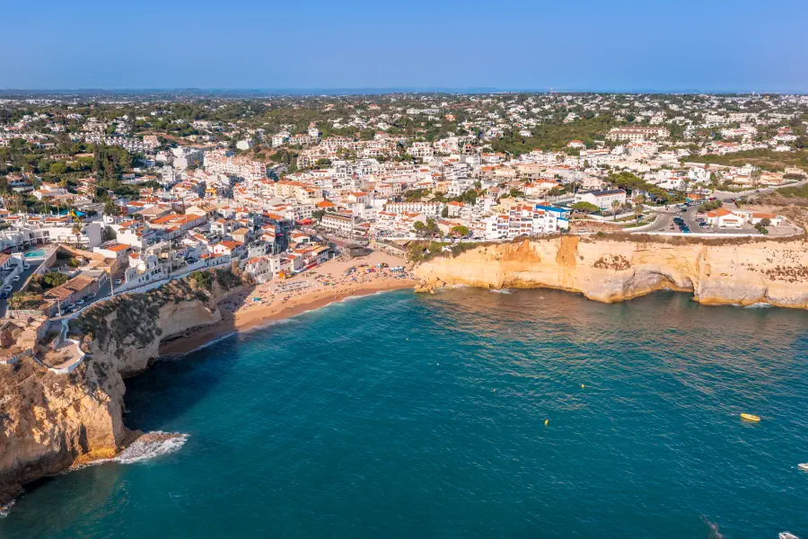 Praia do Carvoeiro: Een strand midden in het dorp